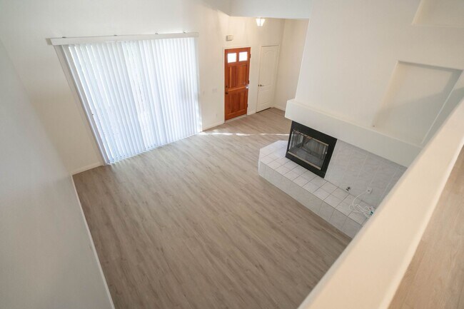 Foto del edificio - Charming 3-Bedroom Townhome with Dual Fireplaces and Pool Access in Stevenson Ranch!