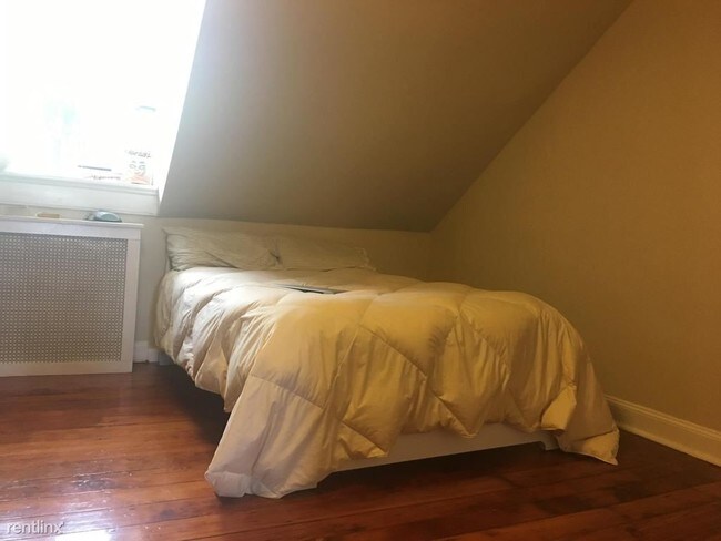 Building Photo - 1 br, 1 bath Apartment - 249 Pine St 4 Unit 4