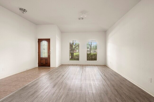 Foto del edificio - 7803 Blue Lake Dr