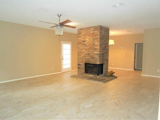 Building Photo - 15 Rockridge Dr