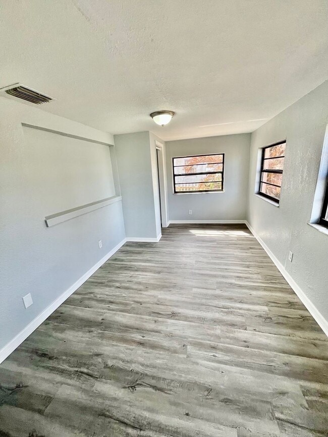 Building Photo - Spacious 5BR/1BA Winter Haven Home! No Application fee!