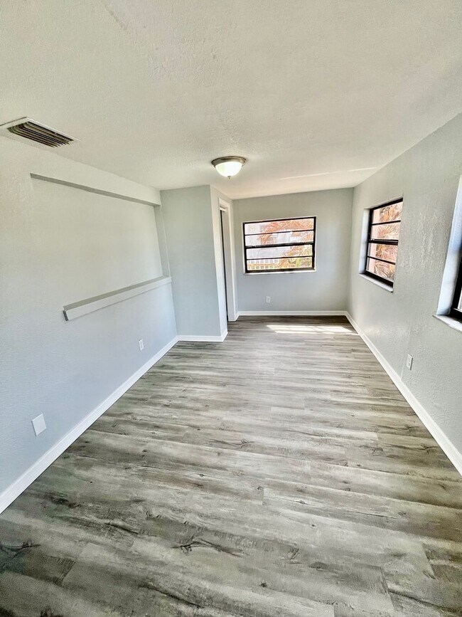 Foto del edificio - Spacious 5BR/1BA Winter Haven Home! No Application fee!