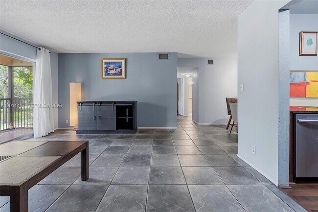 Foto del edificio - 3083 N Oakland Forest Dr