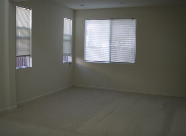 Foto del edificio - 4 BR | 2.5 Bath | 2090 SF | Tenants Pay $1...