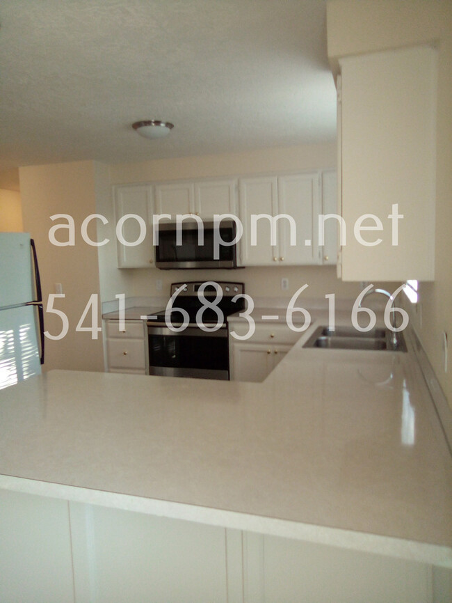 Building Photo - N Lancaster - 2 BR/2 Full Bath Duplex - A/...