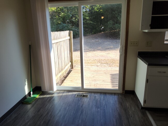 Building Photo - 1662 Colonial Dr