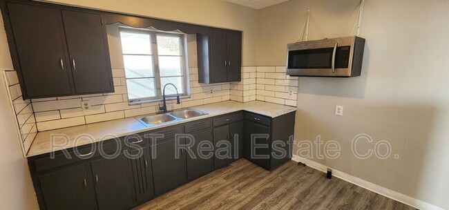 Building Photo - 732-734 E Deshler Ave