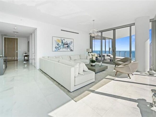 Building Photo - 15701 Collins Ave