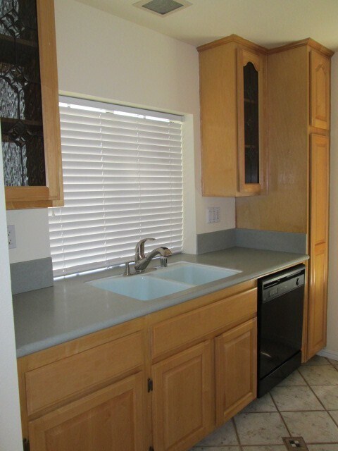 Foto del edificio - 2 Bedroom Condo in Mira Mesa