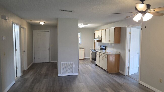 Foto del edificio - Palm Coast 4 Bedroom 2 Bath in the W Section