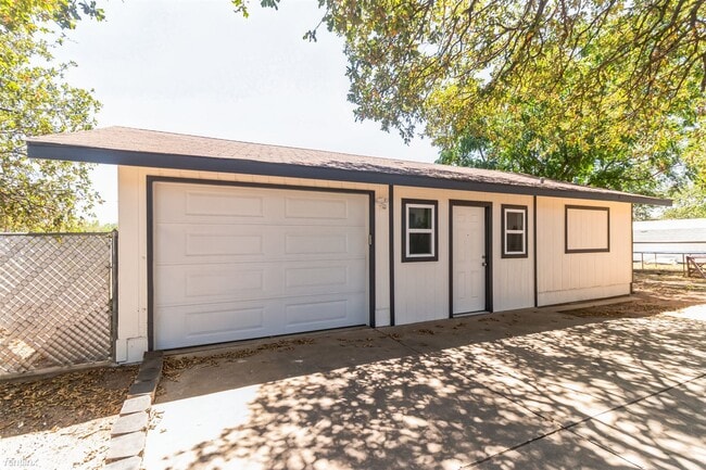 Building Photo - 1 br, 1 bath House - 124 East Castlebriar ...