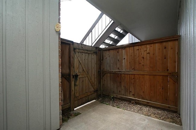 Building Photo - 1223 Augusta Dr