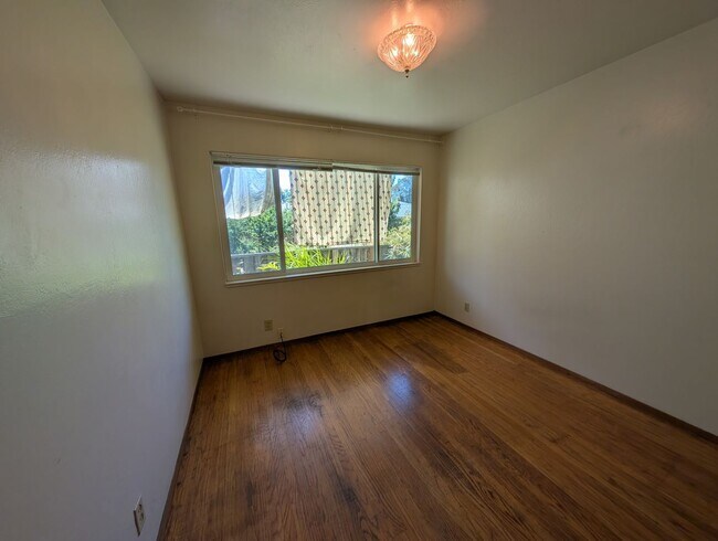 Foto del edificio - Spacious 2 Bedroom, apartment, with Hardwood Floors, in quiet area below Sacramento St.