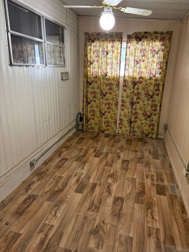 Foto del edificio - Tavares 1 Bed 1 Bath Waterfront Mobile Home