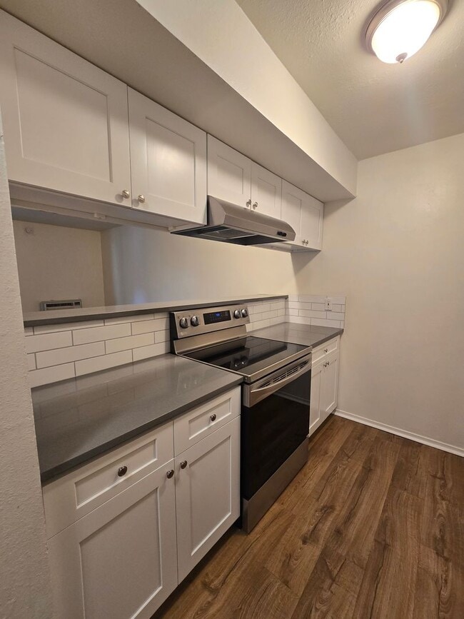 Building Photo - Beautifully Renovated Condo With Huge Balcony!