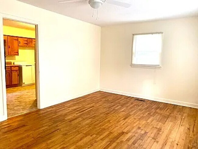 Foto del edificio - A well maintained 3 bedroom 1 bath brick r...
