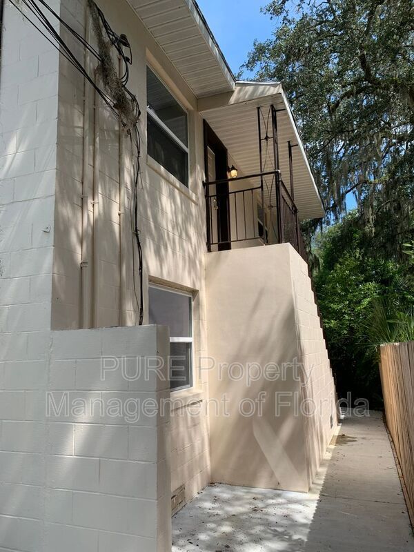 Building Photo - 5575 NE 30 St