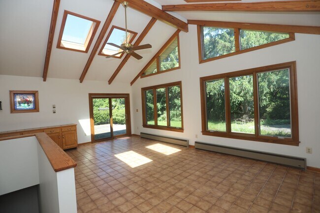 Building Photo - Stunning Brik Rancher