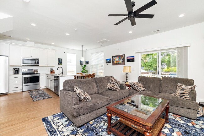 Building Photo - Application Pending! 2BR Charmer with Fenc...