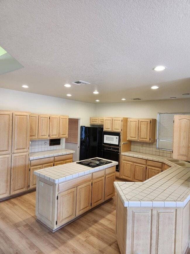Building Photo - 4 bd 2 bath home on the hill in Fountian H...