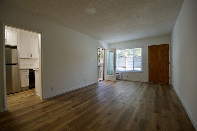 Building Photo - 527