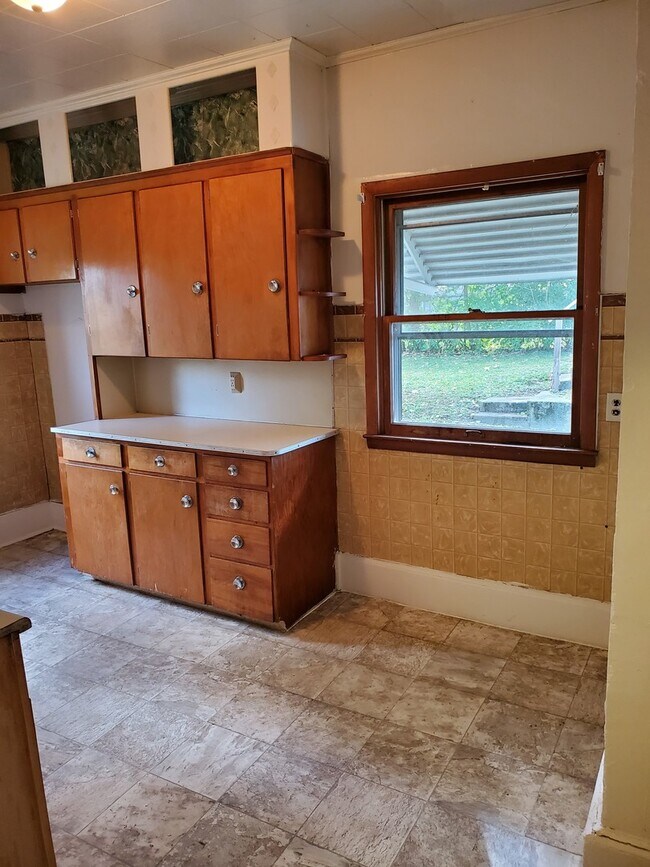Building Photo - Cozy 3-Bedroom Home with Garage - Great Va...