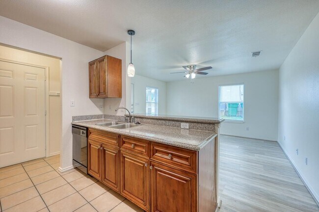 Foto del edificio - 1511 N Claremont Cir