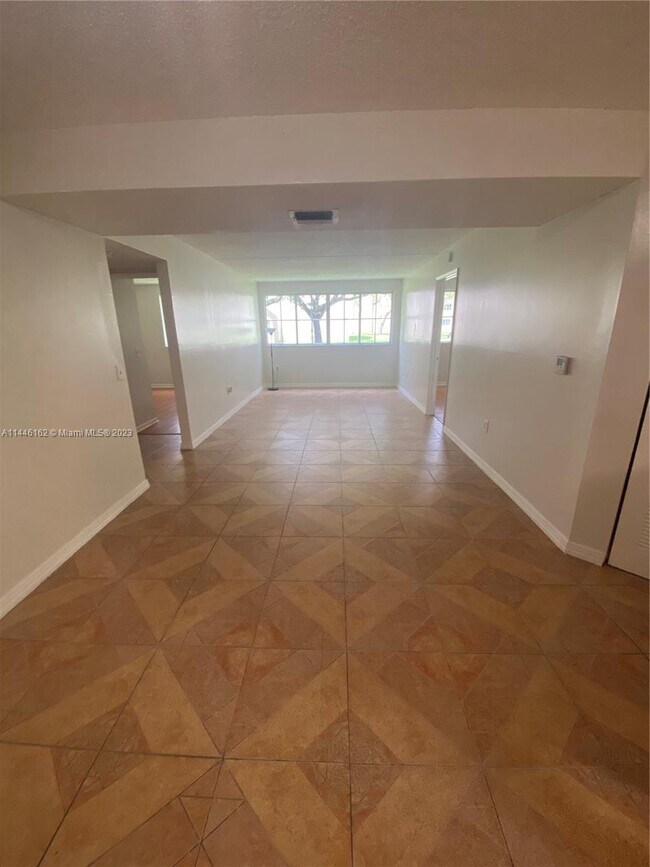 Foto del edificio - 6115 NW 186th St