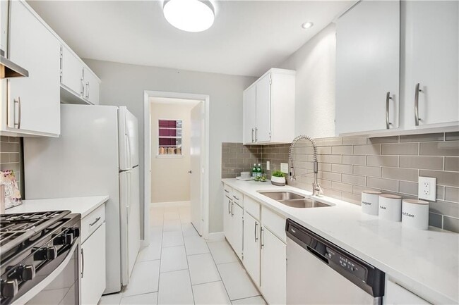 Building Photo - Beautiful Remodeled 3 Bedroom, 2 Bathroom ...