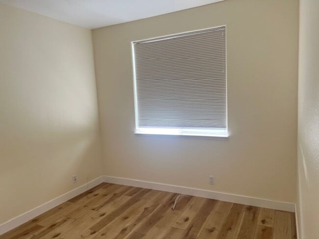 Building Photo - Welcome Home to your Newly Renovated 1-Bed...