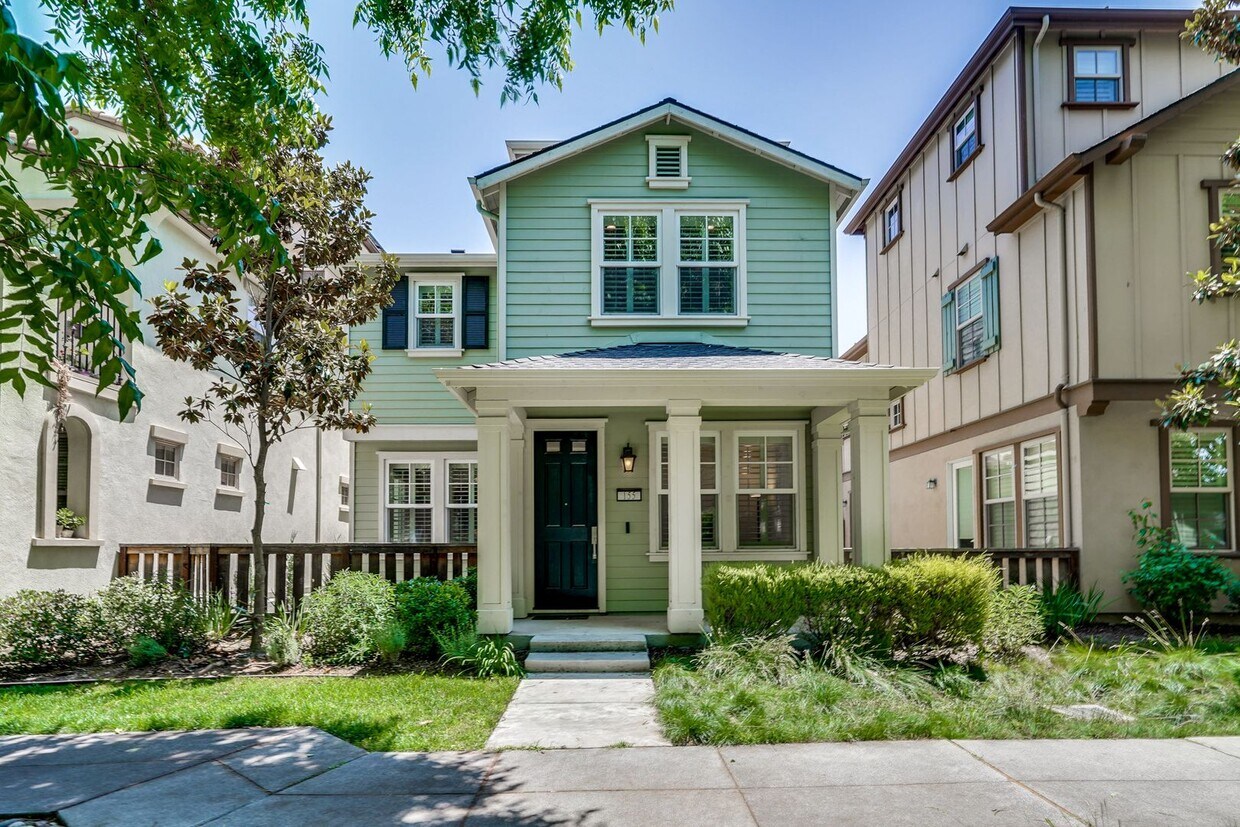Primary Photo - Modern Townhome in Prime Location — Walkab...