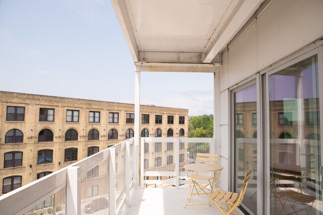 Foto del edificio - 1640 N Water St