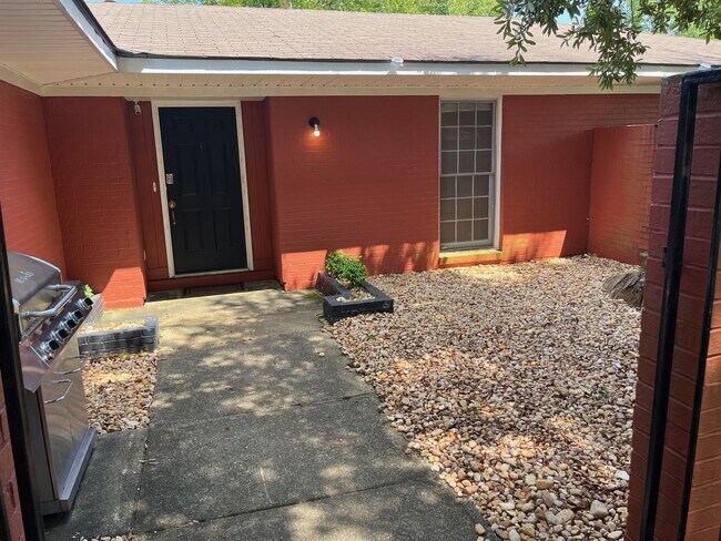 Front Courtyard - 3555 Foxhall Dr