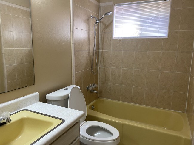 Hallway Restroom - 1118 Violet Ave