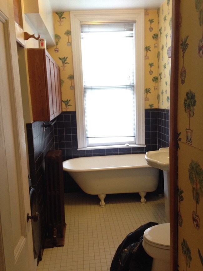 Full Bath - 13 Magazine St