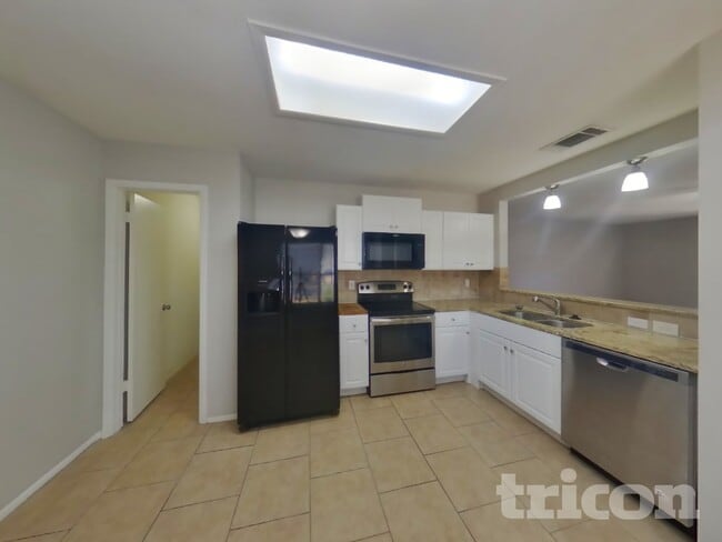 Building Photo - 7606 Chatsworth