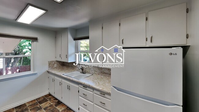 Foto del edificio - Charming 3-bedroom home with large fenced ...