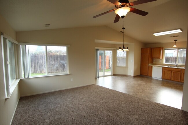Foto del edificio - 3 Bedroom Home in Gated Lake California