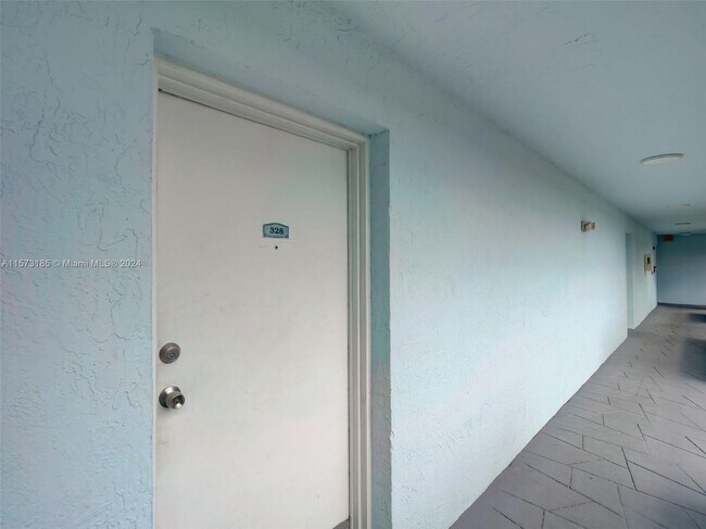 Foto del edificio - 8261 NW 8th St