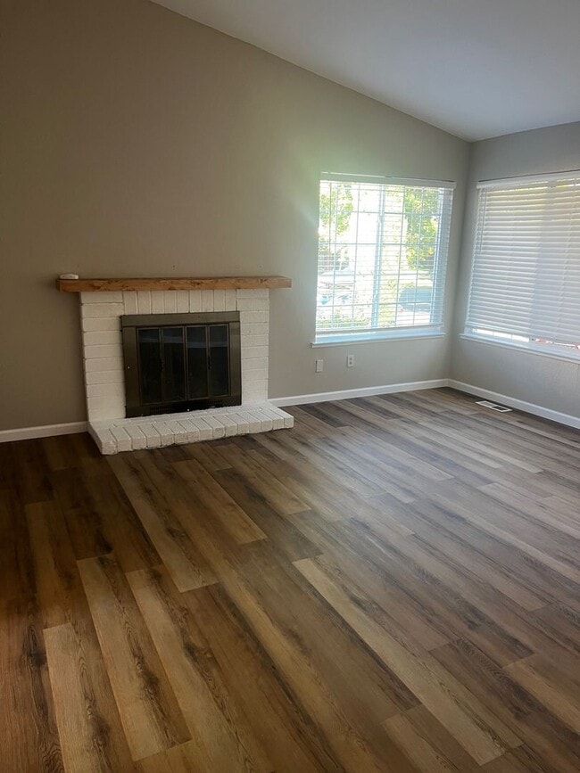 Building Photo - 3 Bedroom/2 Bathroom Single Story Home In ...