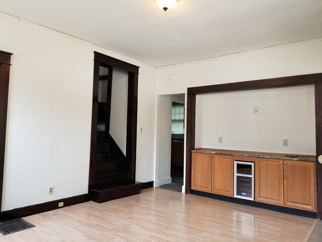 Building Photo - ***AUGUST 2027*** 5 Bed 3 Bath House Downtown