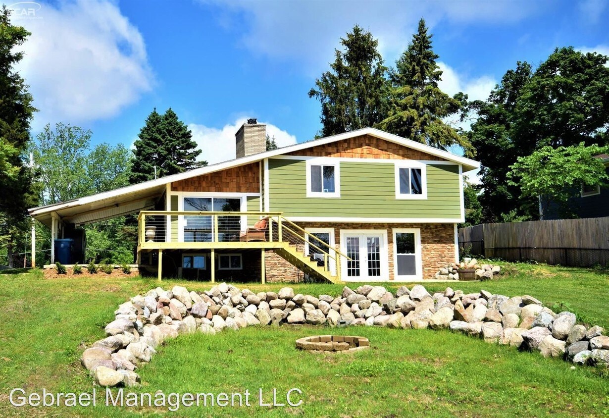 14189 Swanee Beach Dr, Fenton, MI 48430 House Rental in Fenton, MI