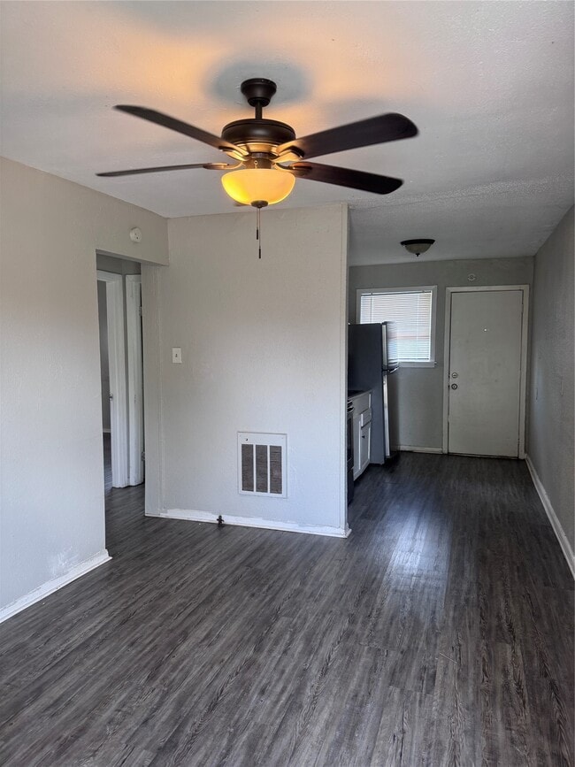 Building Photo - 1610 Mystic St