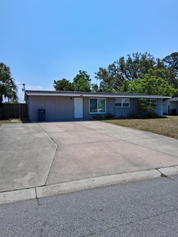 Foto principal - 6115 Hopkins Dr N