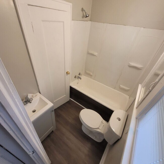 Foto del edificio - 2407 E 67th Terrace