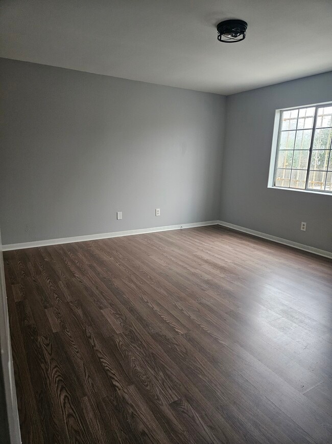 Building Photo - 1539 W 58th St