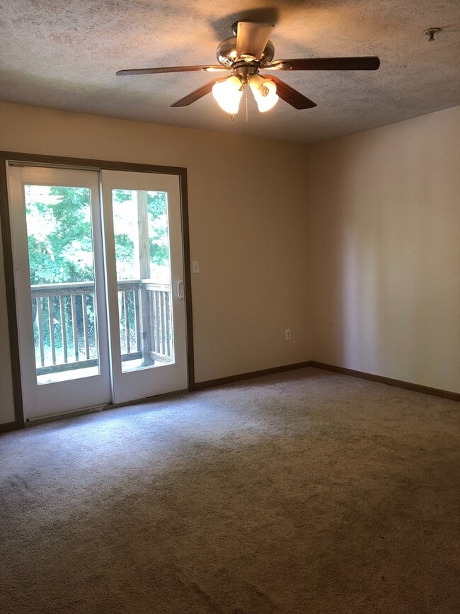 Building Photo - 2 Bedroom 2 Bathroom Condo--Available 06/0...
