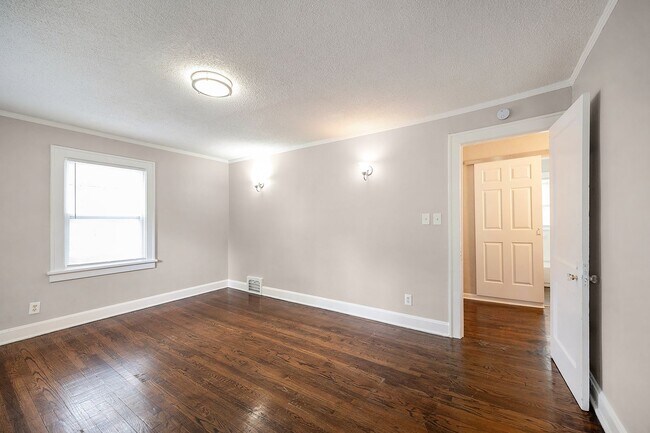 Foto del edificio - 2-bedroom, 1-bathroom duplex is located in...