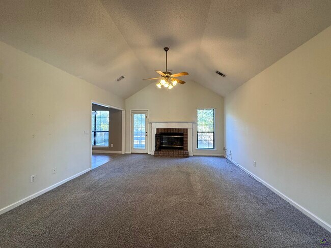 Foto del edificio - 125 Lenox Dr