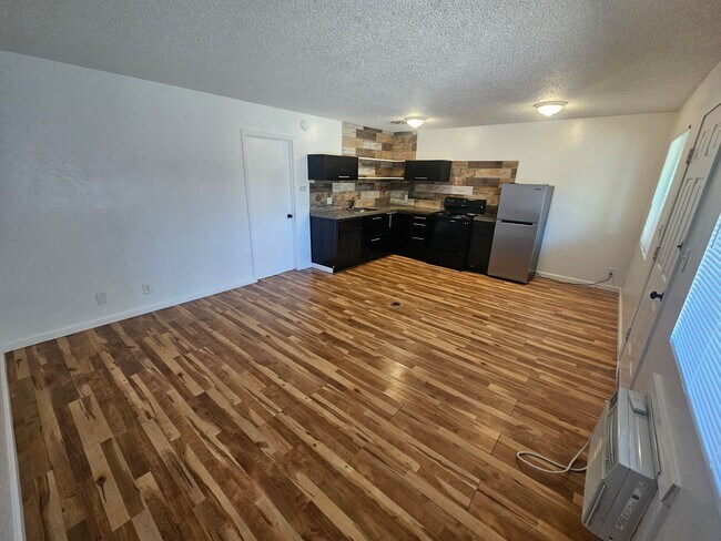 Building Photo - 1 Bedroom 1 Bath Triplex Unit in Los Molinos!
